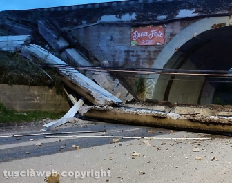 Santa Marinella - Crolla parte del ponte ferroviario