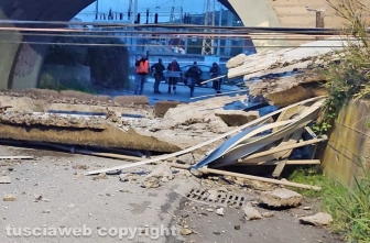 Santa Marinella - Crolla parte del ponte ferroviario