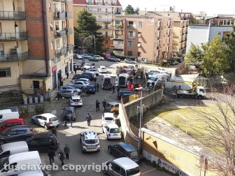 Viterbo - Operai precipitano in via Bainsizza