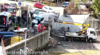Viterbo - Operai precipitano in via Bainsizza