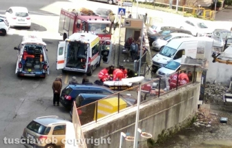 Viterbo - Operai precipitano in via Bainsizza