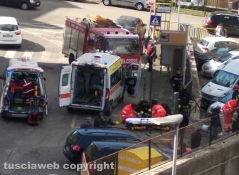 Viterbo - Operai precipitano in via Bainsizza