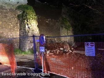 Viterbo - Un vecchio muro in peperino è crollato all'interno del posteggio di largo Cavalieri Costantiniani