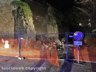 Viterbo - Un vecchio muro in peperino è crollato all'interno del posteggio di largo Cavalieri Costantiniani