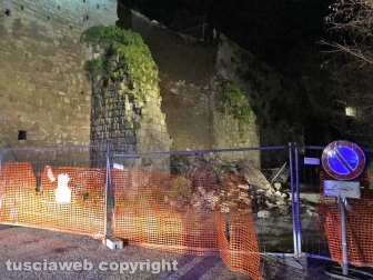 Viterbo - Un vecchio muro in peperino è crollato all'interno del posteggio di largo Cavalieri Costantiniani