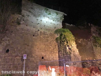 Viterbo - Il muro che si teme possa crollare all'interno del posteggio di largo Cavalieri Costantiniani