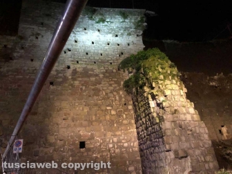 Viterbo - Il muro che si teme possa crollare all'interno del posteggio di largo Cavalieri Costantiniani