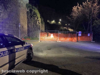 Viterbo - Un vecchio muro in peperino è crollato all'interno del posteggio di largo Cavalieri Costantiniani - Sul postola polizia locale