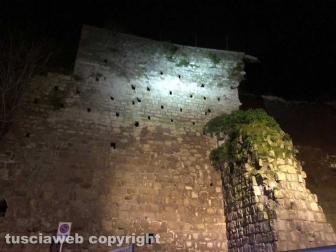 Viterbo - Il muro che si teme possa crollare all'interno del posteggio di largo Cavalieri Costantiniani