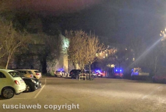 Viterbo - Un vecchio muro in peperino è crollato all'interno del posteggio di largo Cavalieri Costantiniani