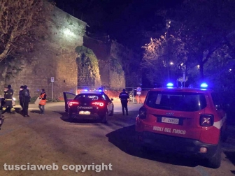 Viterbo - Un vecchio muro in peperino è crollato all'interno del posteggio di largo Cavalieri Costantiniani - Sul posto carabinieri e vigili del fuoco