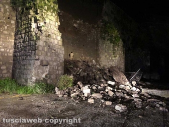 Viterbo - Un vecchio muro in peperino è crollato all'interno del posteggio di largo Cavalieri Costantiniani
