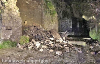 Viterbo - Un vecchio muro in peperino è crollato all'interno del posteggio di largo Cavalieri Costantiniani