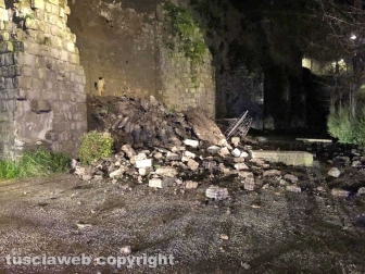 Viterbo - Un vecchio muro in peperino è crollato all'interno del posteggio di largo Cavalieri Costantiniani