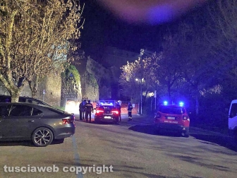 Viterbo - Un vecchio muro in peperino è crollato all'interno del posteggio di largo Cavalieri Costantiniani - Sul posto carabinieri e vigili del fuoco