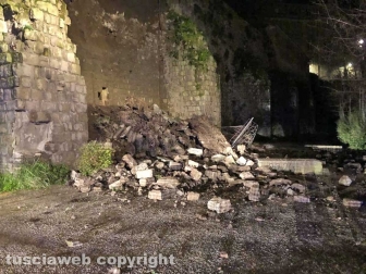 Viterbo - Un vecchio muro in peperino è crollato all'interno del posteggio di largo Cavalieri Costantiniani