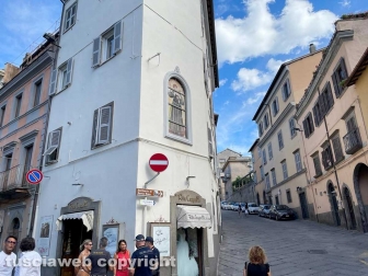 Viterbo - Il vecchio dipinto di santa Rosa ricomparso all'angolo di piazza Verdi