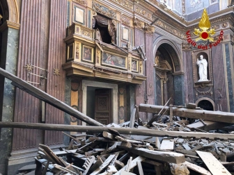 Crollo in una chiesa in centro