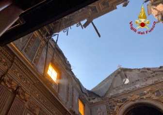 Crollo in una chiesa in centro