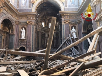 Crollo in una chiesa in centro