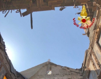 Crollo in una chiesa in centro