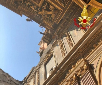 Crollo in una chiesa in centro