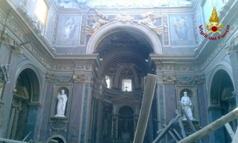 Crollo in una chiesa in centro