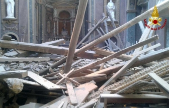 Crollo in una chiesa in centro