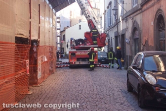 Viterbo - Crollo in via Cardinal La Fontaine - Vigili del fuoco in azione
