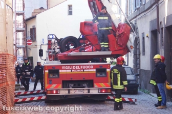 Viterbo - Crollo in via Cardinal La Fontaine - Vigili del fuoco in azione