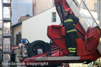 Viterbo - Crollo in via Cardinal La Fontaine - Vigili del fuoco in azione