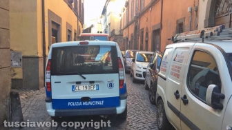Viterbo - Crollo in via Cardinal La Fontaine - Vigili del fuoco e polizia locale in azione