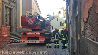 Viterbo - Crollo in via Cardinal La Fontaine - Vigili del fuoco in azione