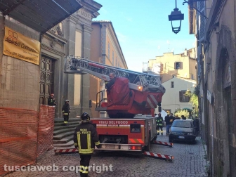 Viterbo - Crollo in via Cardinal La Fontaine - Vigili del fuoco in azione