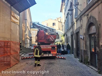 Viterbo - Crollo in via Cardinal La Fontaine - Vigili del fuoco in azione