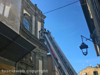 Viterbo - Crollo in via Cardinal La Fontaine - Vigili del fuoco in azione