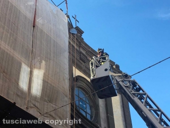 Viterbo - Crollo in via Cardinal La Fontaine - Vigili del fuoco in azione
