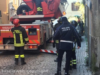 Viterbo - Crollo in via Cardinal La Fontaine - Vigili del fuoco e polizia locale in azione