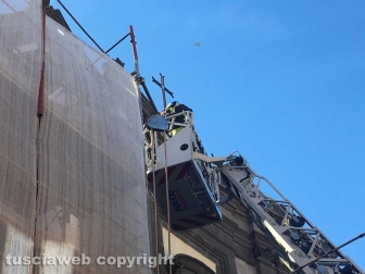 Viterbo - Crollo in via Cardinal La Fontaine - Vigili del fuoco in azione
