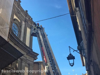 Viterbo - Crollo in via Cardinal La Fontaine - Vigili del fuoco in azione