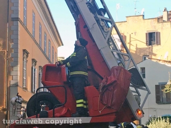 Viterbo - Crollo in via Cardinal La Fontaine - Vigili del fuoco in azione