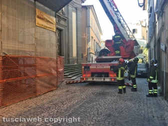 Viterbo - Crollo in via Cardinal La Fontaine - Vigili del fuoco in azione