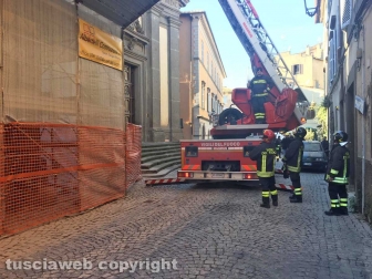 Viterbo - Crollo in via Cardinal La Fontaine - Vigili del fuoco in azione