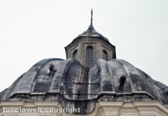 Montefiascone - I rocciatori in azione sulla cupola di Santa Margherita