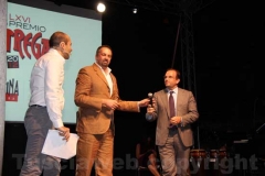 Aurelio Regina consegna una targa a Stefano Petrocchi della fondazione Bellonci