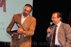 Aurelio Regina consegna una targa a Stefano Petrocchi della fondazione Bellonci