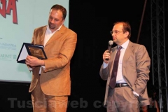 Dal Aurelio Regina consegna una targa a Stefano Petrocchi della fondazione Bellonci allo Strega