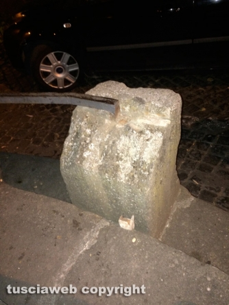 Viterbo - Danneggiata e deturpata la fontana di San Faustino