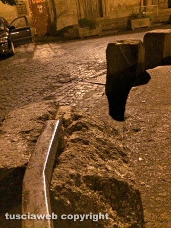 Viterbo - Danneggiata e deturpata la fontana di San Faustino