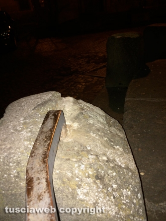 Viterbo - Danneggiata e deturpata la fontana di San Faustino
